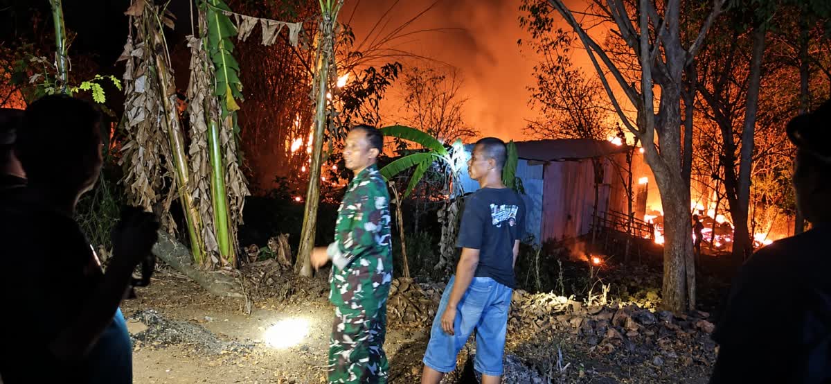 Foto: Petugas Damkar bersama TNI-Polri dan warga memadamkan kebakaran kebun jati di Dusun Basekan, Dagangan, Madiun