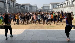 Foto: Warga binaan Rutan Kelas I Surabaya mengikuti senam aerobik untuk menjaga kebugaran jasmani