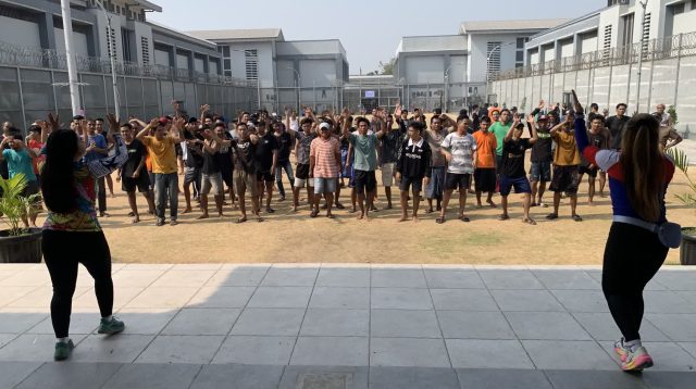 Foto: Warga binaan Rutan Kelas I Surabaya mengikuti senam aerobik untuk menjaga kebugaran jasmani