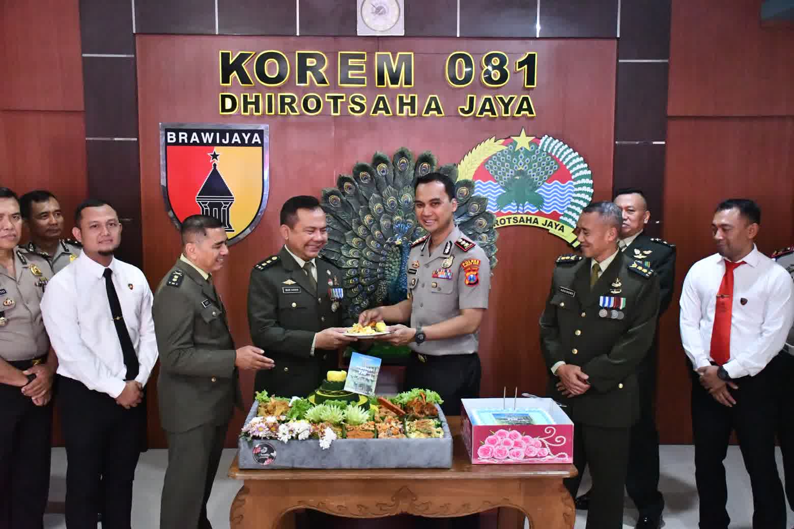 Foto: Kapolres Madiun Kota AKBP Rizki Pratama Wida Prastianto memberikan surprise HUT ke-81 TNI kepada jajaran Korem 081/Dhirotsaha Jaya