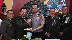Foto: Kapolres Madiun Kota AKBP Rizki Pratama Wida Prastianto memberikan surprise HUT ke-81 TNI kepada jajaran Korem 081/Dhirotsaha Jaya