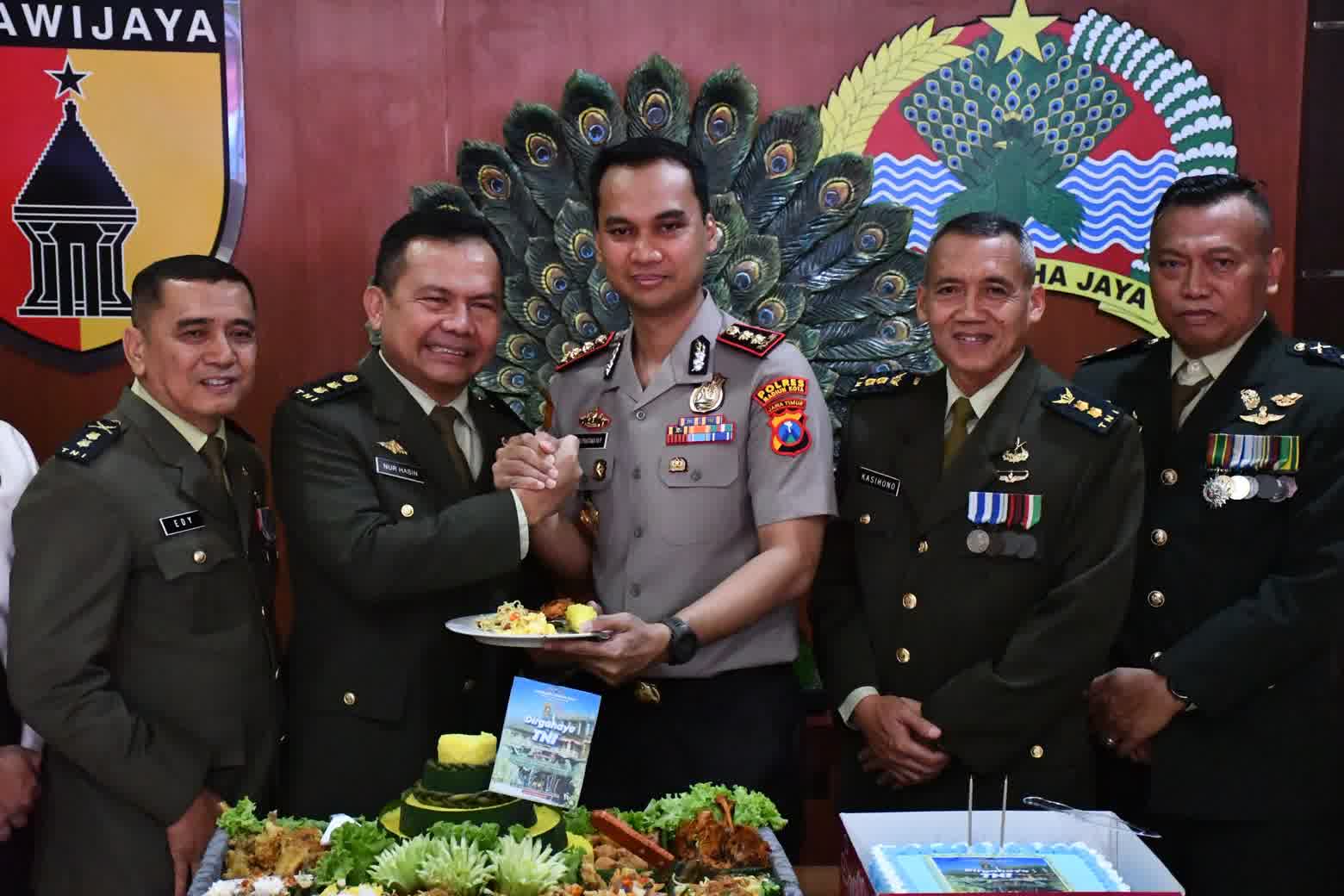 Foto: Kapolres Madiun Kota AKBP Rizki Pratama Wida Prastianto memberikan surprise HUT ke-81 TNI kepada jajaran Korem 081/Dhirotsaha Jaya