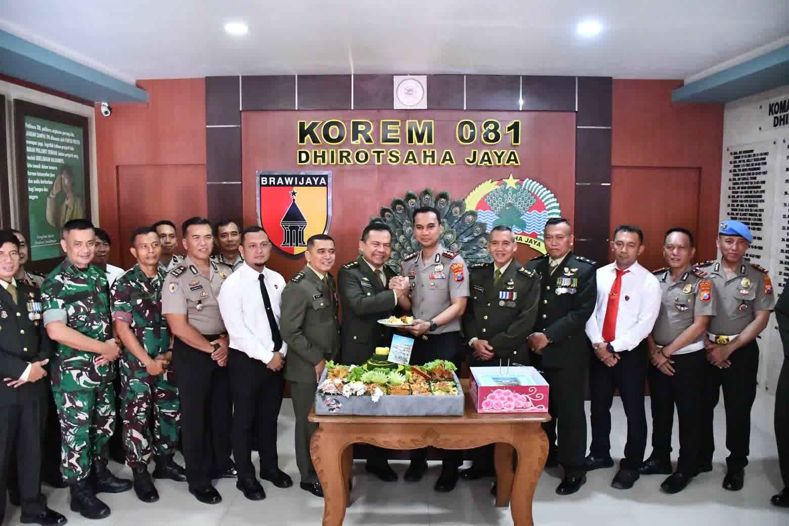 Foto: Kapolres Madiun Kota AKBP Rizki Pratama Wida Prastianto memberikan surprise HUT ke-81 TNI kepada jajaran Korem 081/Dhirotsaha Jaya