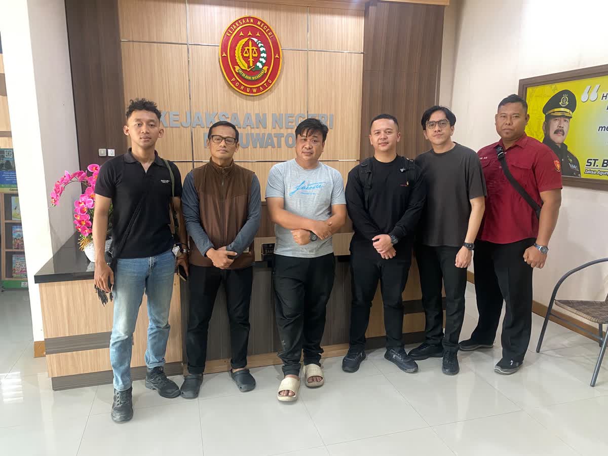 Foto: Tim Tabur Kejari Surabaya menangkap buronan terpidana fidusia Oktavanus Katili di Kabupaten Pohuwato Gorontalo