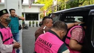 Foto: Kejari Lamongan menahan tiga tersangka dugaan korupsi pengalihfungsian tanah negara di Dusun Klayar, Desa Sidokelar, Paciran