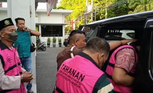 Foto: Kejari Lamongan menahan tiga tersangka dugaan korupsi pengalihfungsian tanah negara di Dusun Klayar, Desa Sidokelar, Paciran