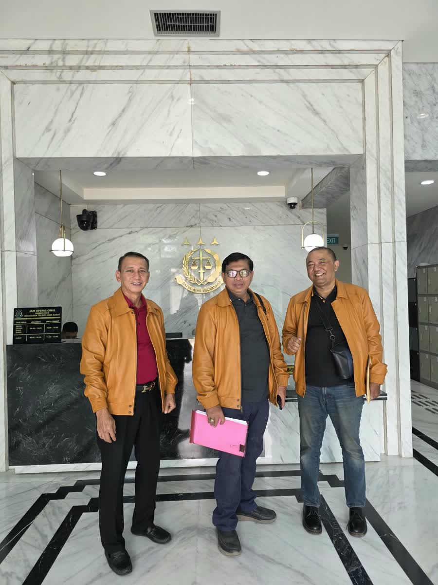 Foto: Tim kuasa hukum masyarakat mendatangi Kantor Kejati Jawa Barat mempertanyakan tindak lanjut laporan dugaan penyimpangan pengadaan meter air Perumda Tirta Pakuan Kota Bogor.