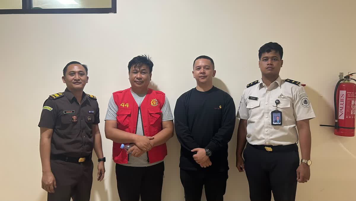 Foto: Tim Tabur Kejari Surabaya mengamankan DPO kasus fidusia Oktavanus Katili di Gorontalo.