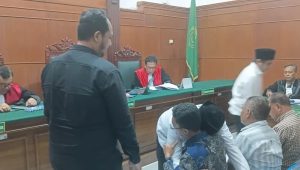 Foto: Korban dan tiga terdakwa saling berjabat tangan usai menyatakan berdamai dalam persidangan di PN Surabaya