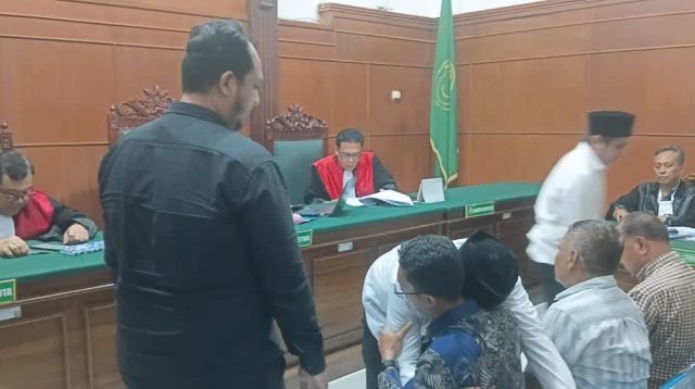 Foto: Korban dan tiga terdakwa saling berjabat tangan usai menyatakan berdamai dalam persidangan di PN Surabaya