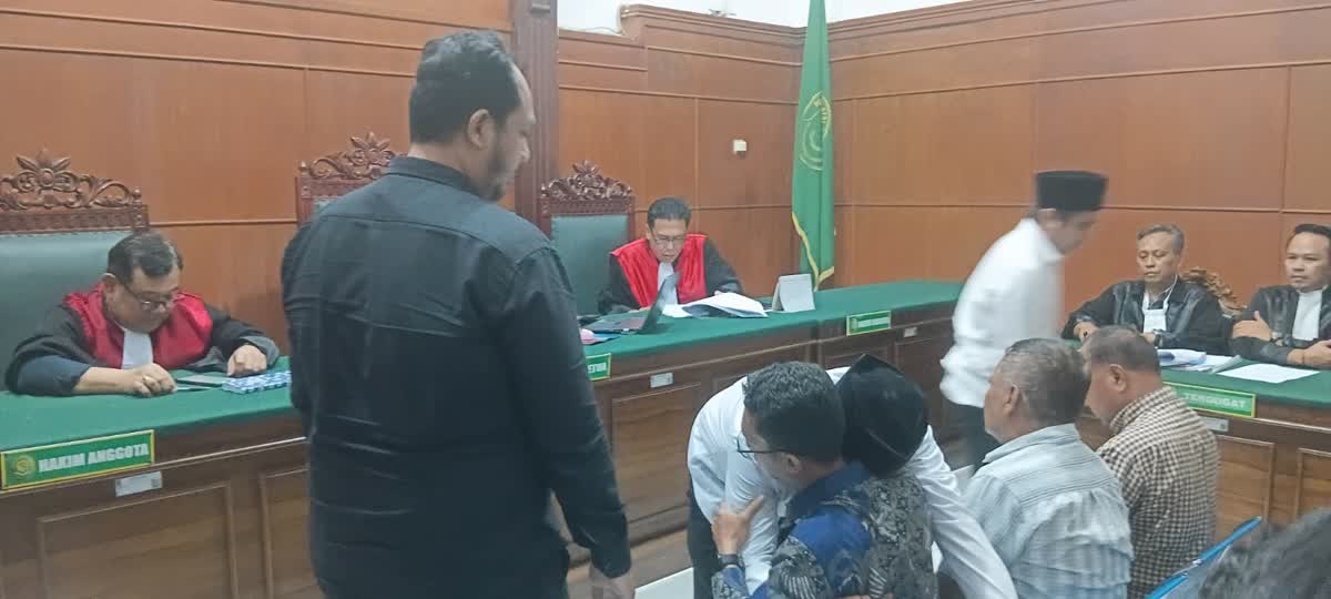 Foto: Korban dan tiga terdakwa saling berjabat tangan usai menyatakan berdamai dalam persidangan di PN Surabaya