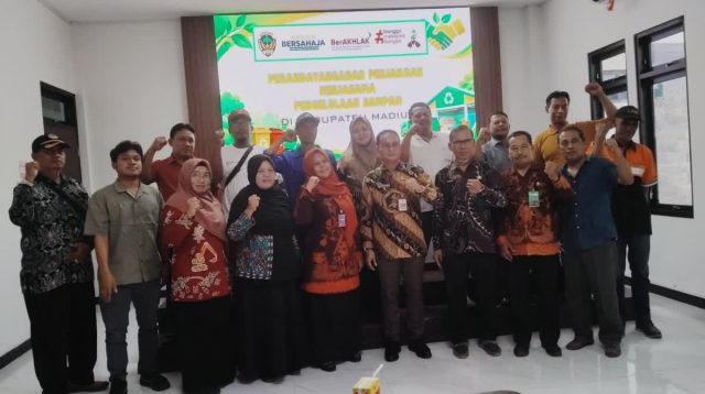 Foto: Penandatanganan kerja sama pengelolaan sampah antara DLH Kabupaten Madiun, TPS 3R dan pelaku usaha