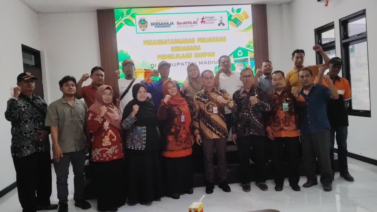 Foto: Penandatanganan kerja sama pengelolaan sampah antara DLH Kabupaten Madiun, TPS 3R dan pelaku usaha