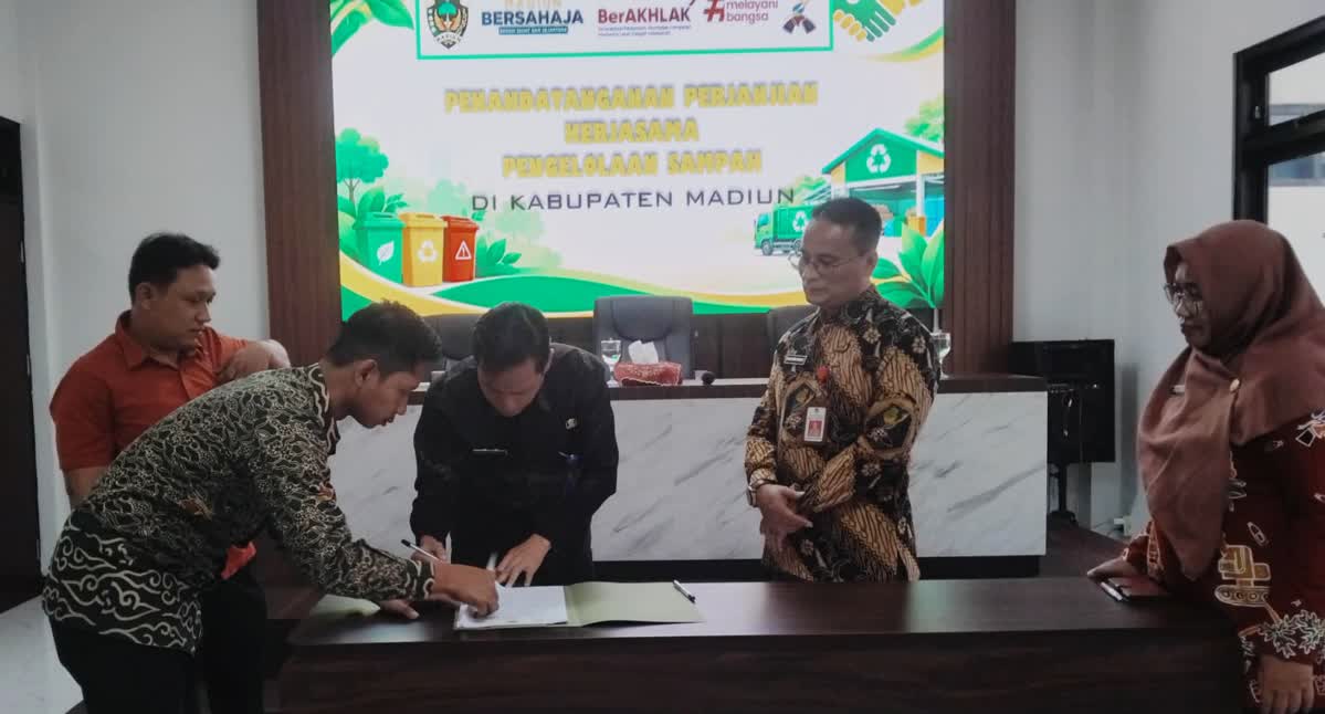 Foto: Penandatanganan kerja sama pengelolaan sampah antara DLH Kabupaten Madiun, TPS 3R dan pelaku usaha