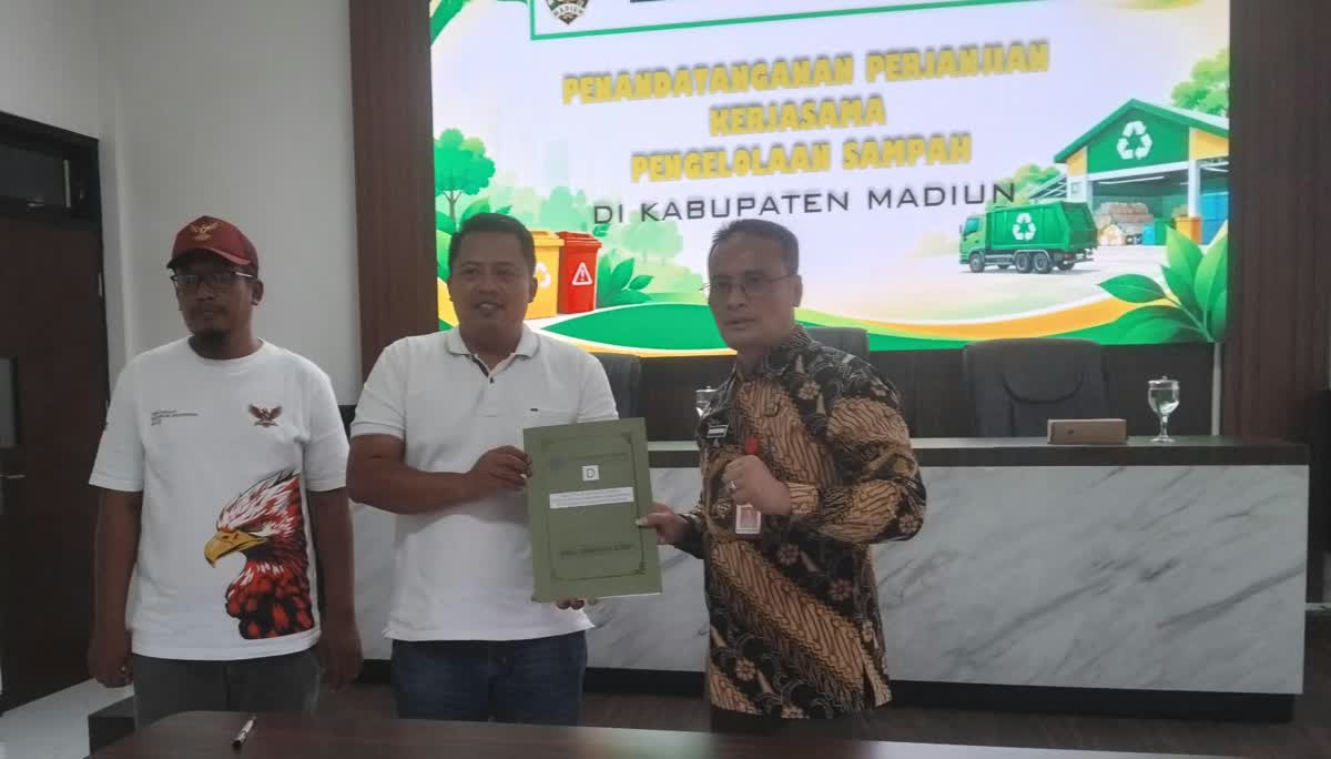 Foto: Penandatanganan kerja sama pengelolaan sampah antara DLH Kabupaten Madiun, TPS 3R dan pelaku usaha