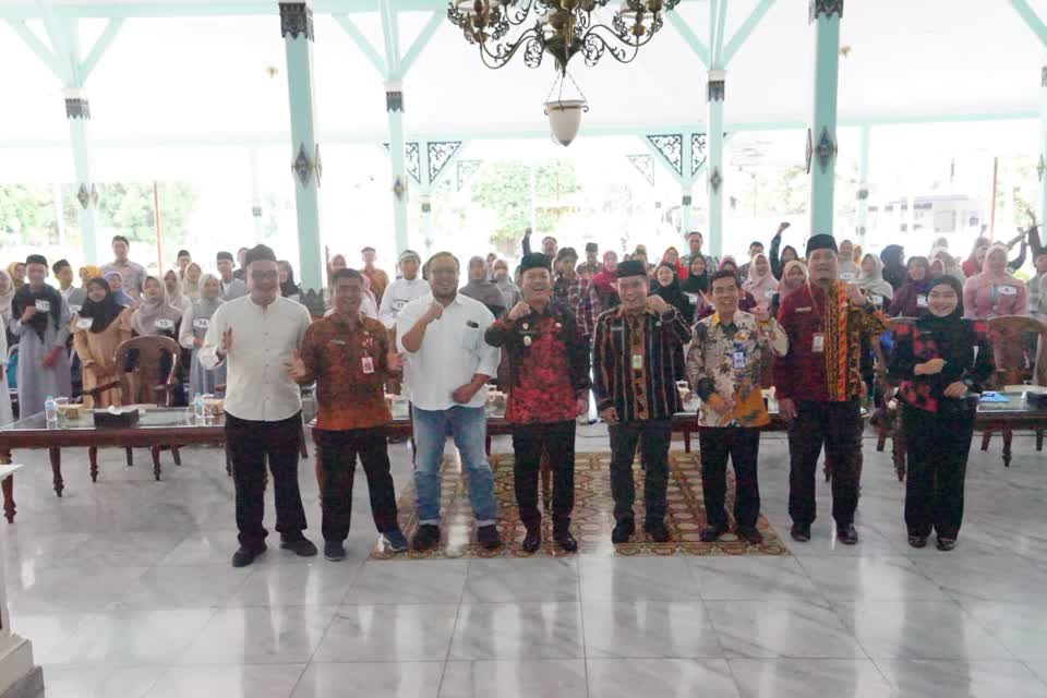 Foto: Wabup Madiun Purnomo Hadi memberikan apresiasi dalam Festival Dai Cilik tingkat SMP dan MTs di Pendopo Mudagraha Madiun