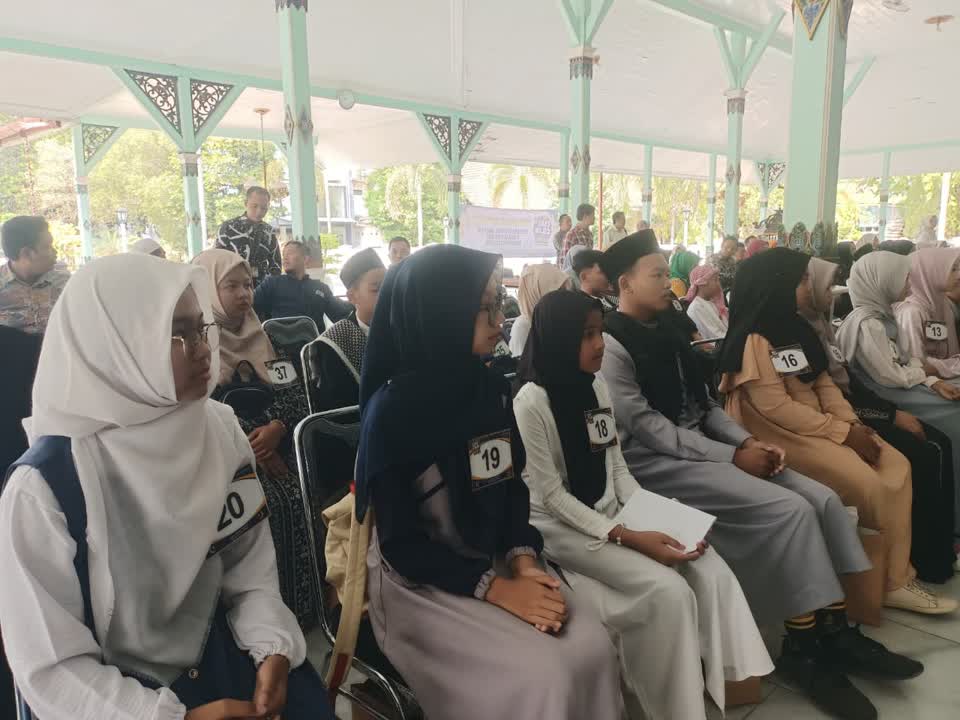 Foto: Wabup Madiun Purnomo Hadi memberikan apresiasi dalam Festival Dai Cilik tingkat SMP dan MTs di Pendopo Mudagraha Madiun