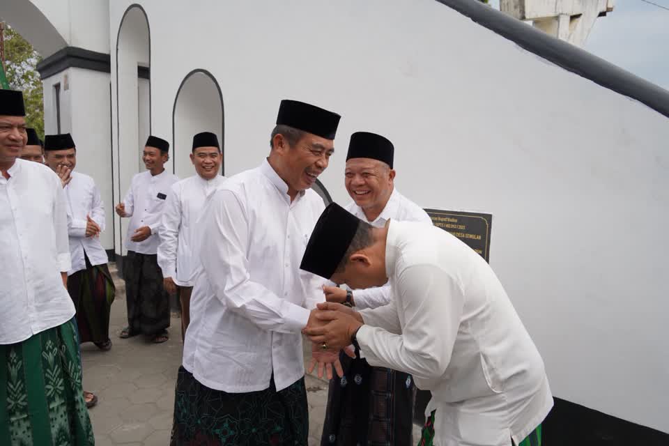 Foto: Bupati Madiun Hari Wuryanto dan PCNU Kabupaten Madiun dalam kegiatan ziarah Sewulan pembuka Hari Santri Nasional 2026.
