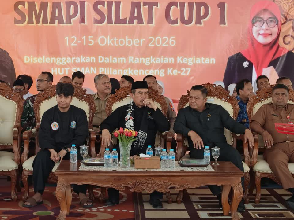 Foto: Bupati Madiun H. Hari Wuryanto membuka Kejuaraan Pencak Silat Antarpelajar SMAPI Silat Cup I di SMA Negeri Pilangkenceng, Senin (12/10/2026).
