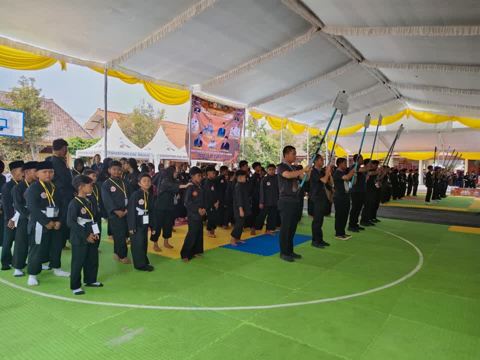 Foto: Bupati Madiun H. Hari Wuryanto membuka Kejuaraan Pencak Silat Antarpelajar SMAPI Silat Cup I di SMA Negeri Pilangkenceng, Senin (12/10/2026).