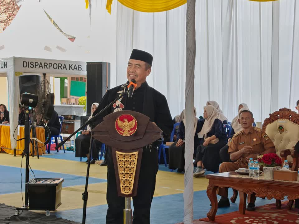 Foto: Bupati Madiun H. Hari Wuryanto membuka Kejuaraan Pencak Silat Antarpelajar SMAPI Silat Cup I di SMA Negeri Pilangkenceng, Senin (12/10/2026).
