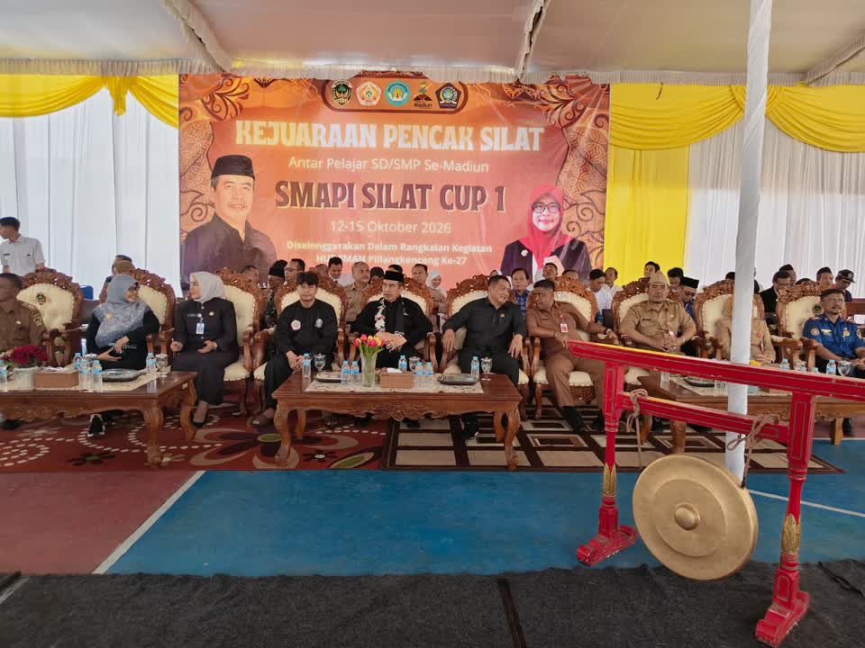 Foto: Bupati Madiun H. Hari Wuryanto membuka Kejuaraan Pencak Silat Antarpelajar SMAPI Silat Cup I di SMA Negeri Pilangkenceng, Senin (12/10/2026).