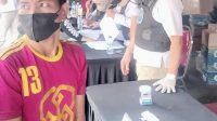 Foto: Aparat gabungan melakukan pemeriksaan tes urine terhadap puluhan orang dalam operasi penindakan dugaan peredaran narkotika di kawasan Kunti, Surabaya.
