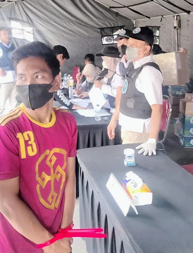 Foto: Aparat gabungan melakukan pemeriksaan tes urine terhadap puluhan orang dalam operasi penindakan dugaan peredaran narkotika di kawasan Kunti, Surabaya.