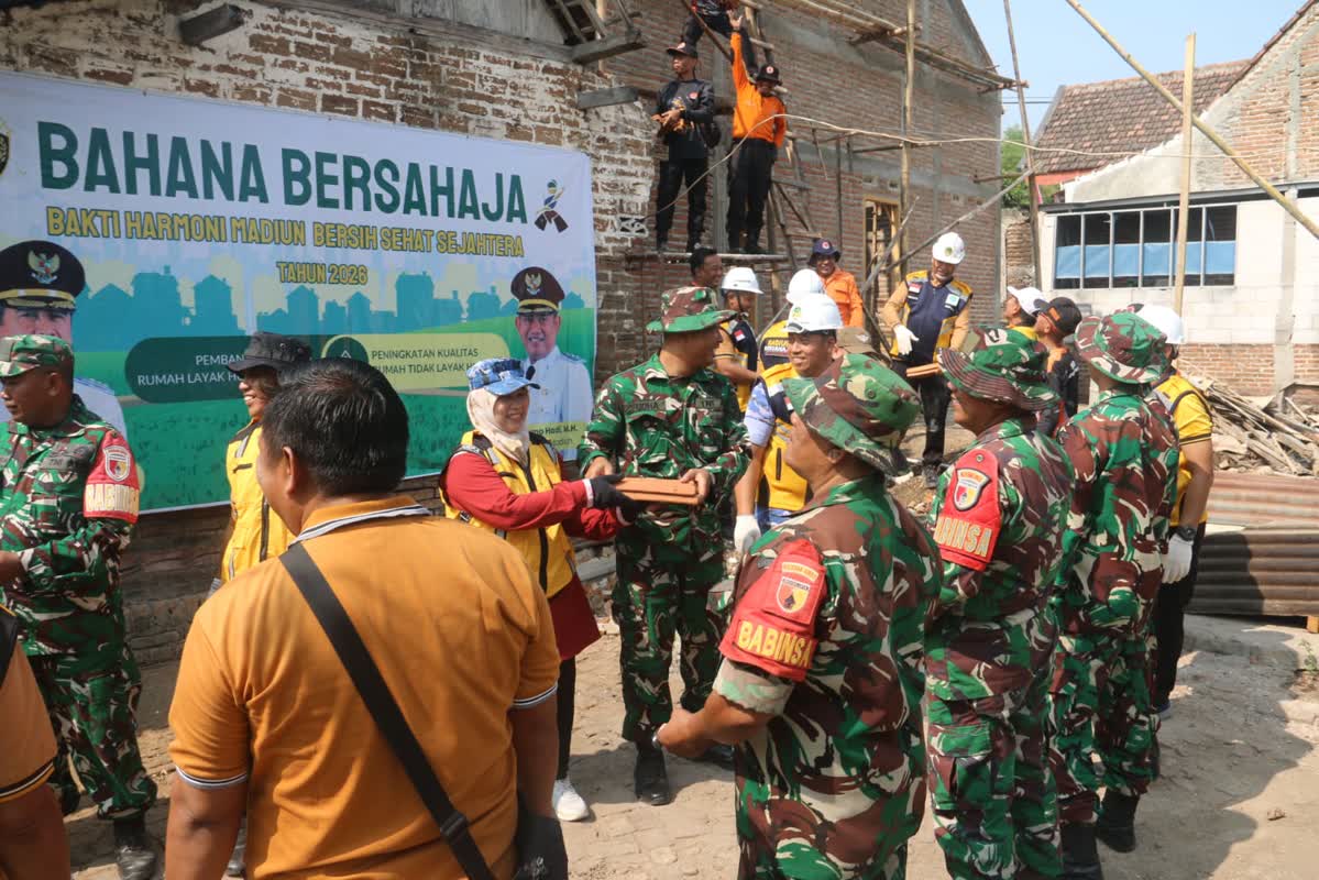 Foto: Dandim 0803 Madiun Letkol Inf I Nyoman Adhi Saputra bersama Forkopimda menghadiri program Bahana Bersahaja di Desa Sidomulyo, Kabupaten Madiun.