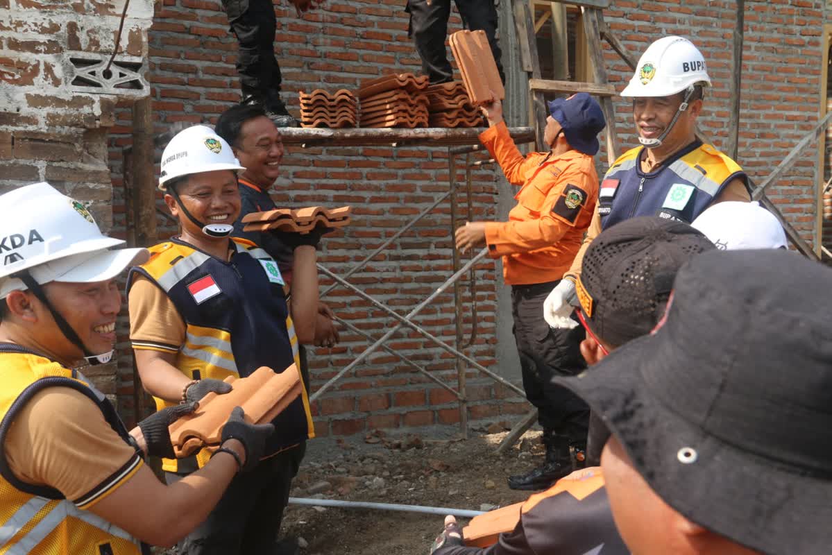 Foto: Dandim 0803 Madiun Letkol Inf I Nyoman Adhi Saputra bersama Forkopimda menghadiri program Bahana Bersahaja di Desa Sidomulyo, Kabupaten Madiun.