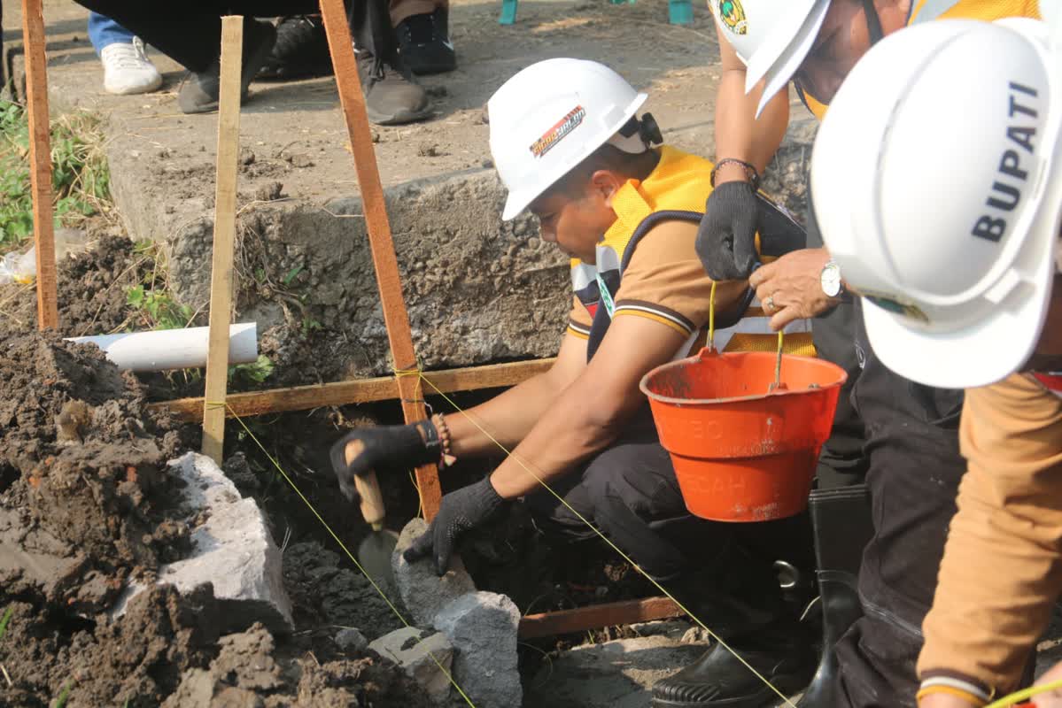Foto: Dandim 0803 Madiun Letkol Inf I Nyoman Adhi Saputra bersama Forkopimda menghadiri program Bahana Bersahaja di Desa Sidomulyo, Kabupaten Madiun.