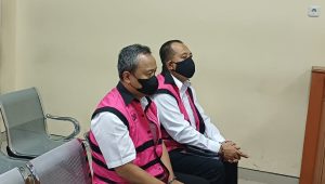 Foto: Aris Mukiyono dalam persidangan perkara dugaan pungli perizinan pertambangan dan pengusahaan air tanah di Pengadilan Tipikor Surabaya.