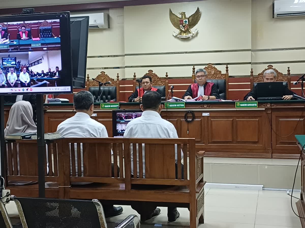 Foto: Aris Mukiyono dalam persidangan perkara dugaan pungli perizinan pertambangan dan pengusahaan air tanah di Pengadilan Tipikor Surabaya.