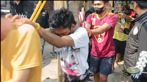 Foto: Penggerebekan Kampung Kunti Surabaya oleh tim gabungan kepolisian, BNN, TNI, dan Brimob