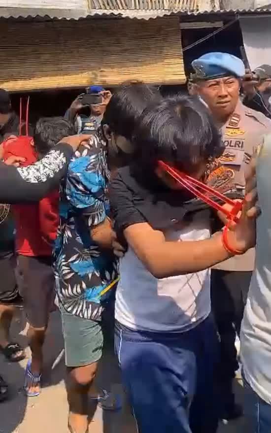 Foto: Penggerebekan Kampung Kunti Surabaya oleh tim gabungan kepolisian, BNN, TNI, dan Brimob