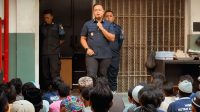 Foto: Kepala Kesatuan Pengamanan Rutan Kelas I Surabaya memberikan pembinaan keamanan dan ketertiban kepada warga binaan Blok Chandrapura.
