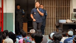 Foto: Kepala Kesatuan Pengamanan Rutan Kelas I Surabaya memberikan pembinaan keamanan dan ketertiban kepada warga binaan Blok Chandrapura.