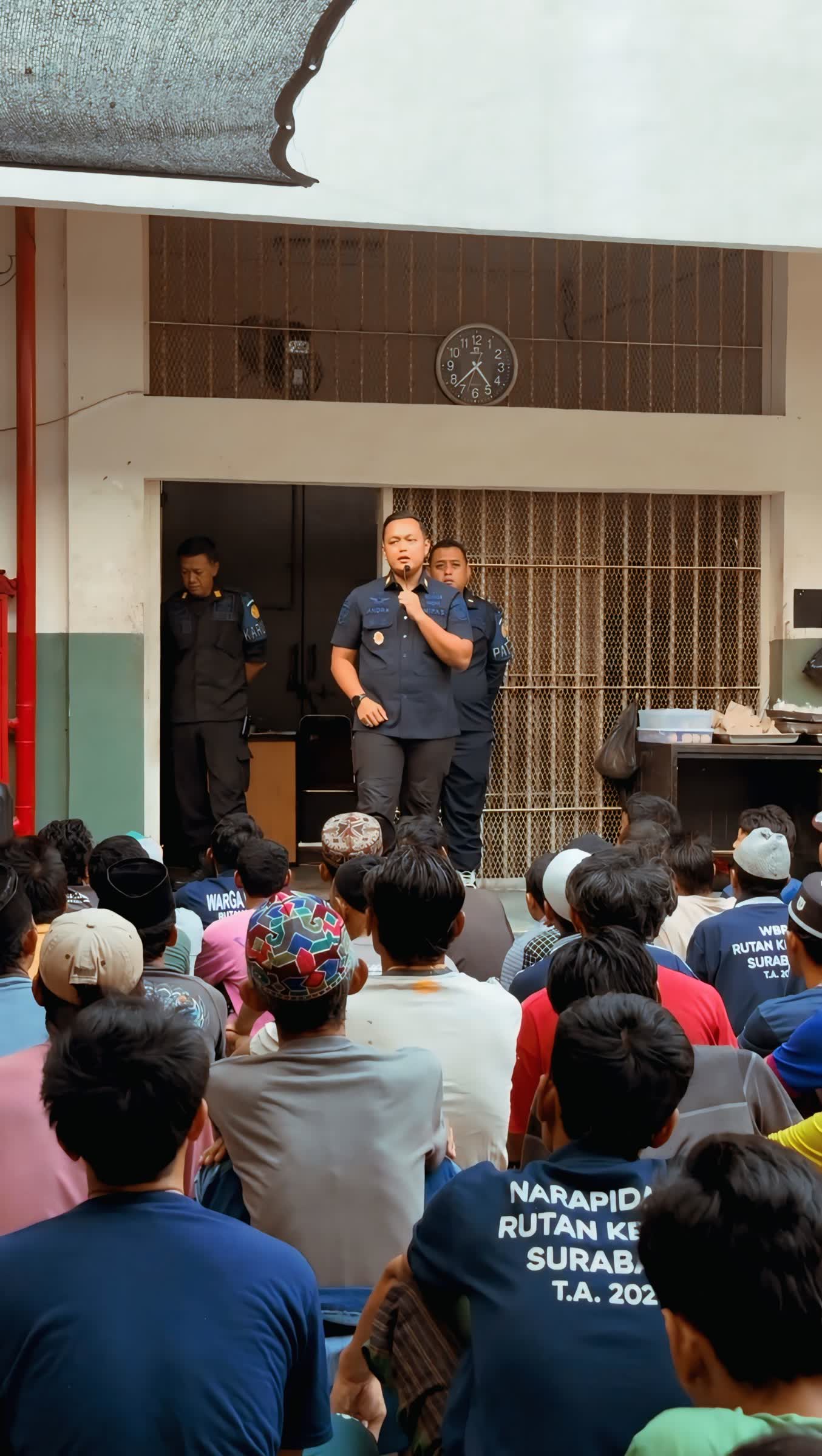 Foto: Kepala Kesatuan Pengamanan Rutan Kelas I Surabaya memberikan pembinaan keamanan dan ketertiban kepada warga binaan Blok Chandrapura.
