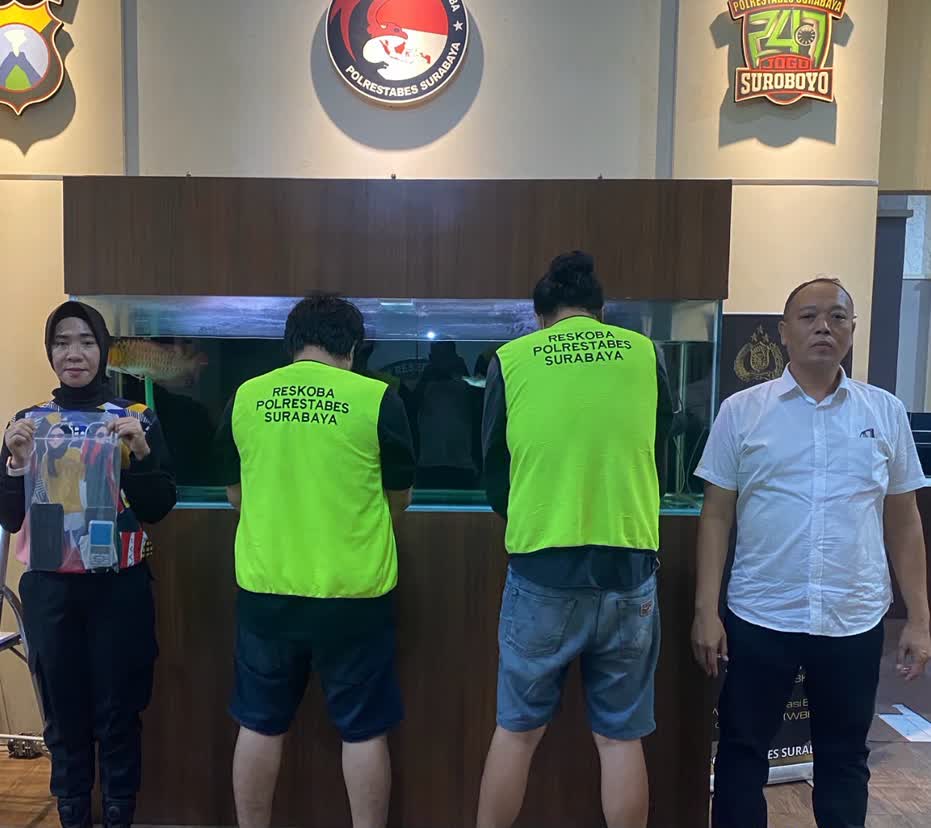 Foto: Petugas Satresnarkoba Polrestabes Surabaya mengungkap dugaan peredaran sabu di kawasan Peneleh dengan barang bukti lima kantong plastik berisi sabu.