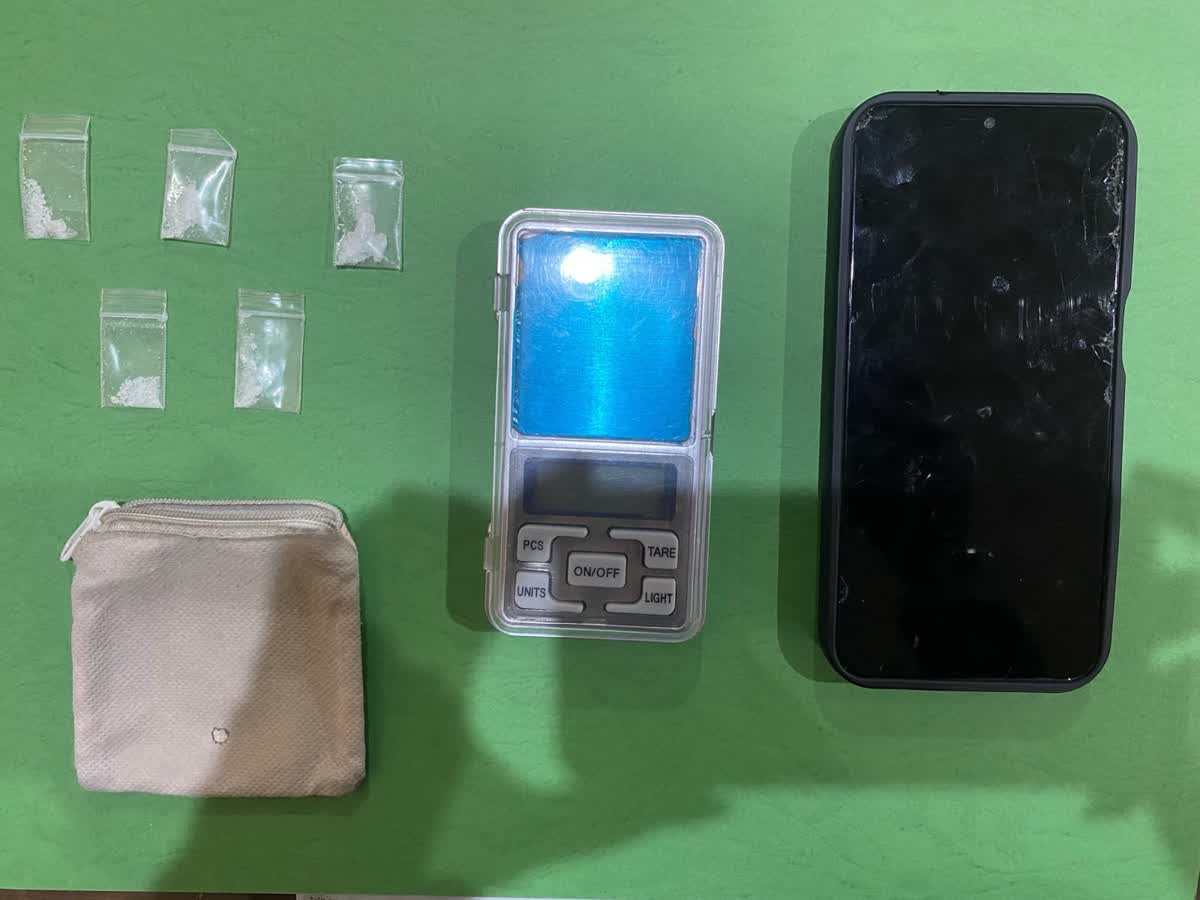 Foto: Petugas Satresnarkoba Polrestabes Surabaya mengungkap dugaan peredaran sabu di kawasan Peneleh dengan barang bukti lima kantong plastik berisi sabu.