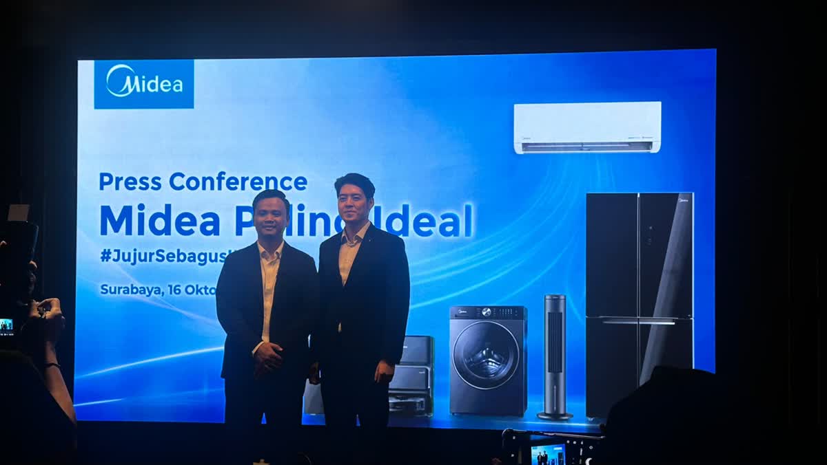 Foto: Dari kiri Hafizh Maulana - Head of Marketing Communication, Midea Electronics Indonesia Hans Christian, Branch Manager Surabaya, Midea Electronics Indonesia