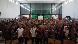 Foto: Bupati Madiun Hari Wuryanto saat kegiatan pembinaan kepala sekolah dan penguatan tata kelola pendidikan Kabupaten Madiun, Jumat 16 Oktober 2026.