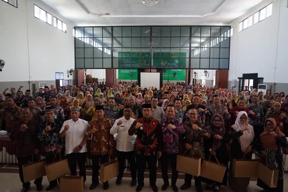 Foto: Bupati Madiun Hari Wuryanto saat kegiatan pembinaan kepala sekolah dan penguatan tata kelola pendidikan Kabupaten Madiun, Jumat 16 Oktober 2026.