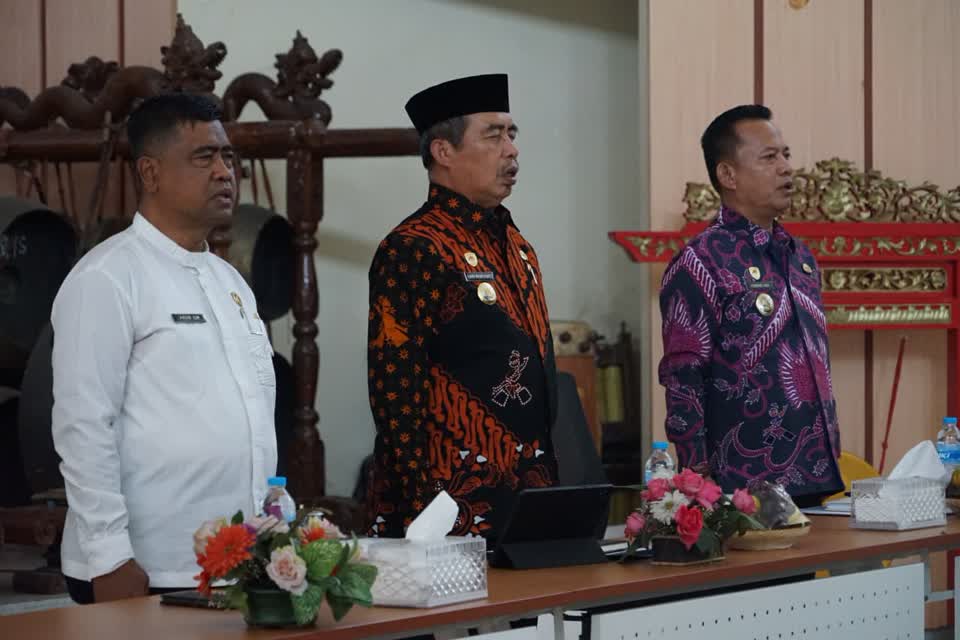 Foto: Bupati Madiun Hari Wuryanto saat kegiatan pembinaan kepala sekolah dan penguatan tata kelola pendidikan Kabupaten Madiun, Jumat 16 Oktober 2026.