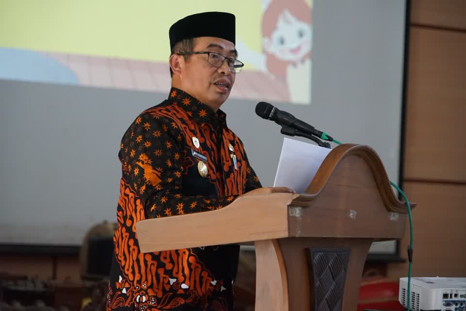 Foto: Bupati Madiun Hari Wuryanto saat kegiatan pembinaan kepala sekolah dan penguatan tata kelola pendidikan Kabupaten Madiun, Jumat 16 Oktober 2026.