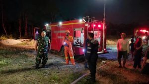 Foto: Petugas Damkar Kota Madiun bersama Babinsa dan warga memadamkan kebakaran rumpun bambu di Pilangbango, Kartoharjo.