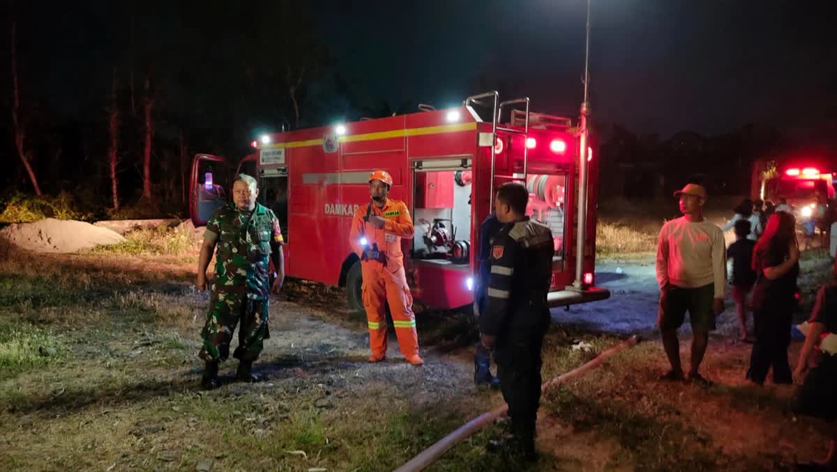 Foto: Petugas Damkar Kota Madiun bersama Babinsa dan warga memadamkan kebakaran rumpun bambu di Pilangbango, Kartoharjo.