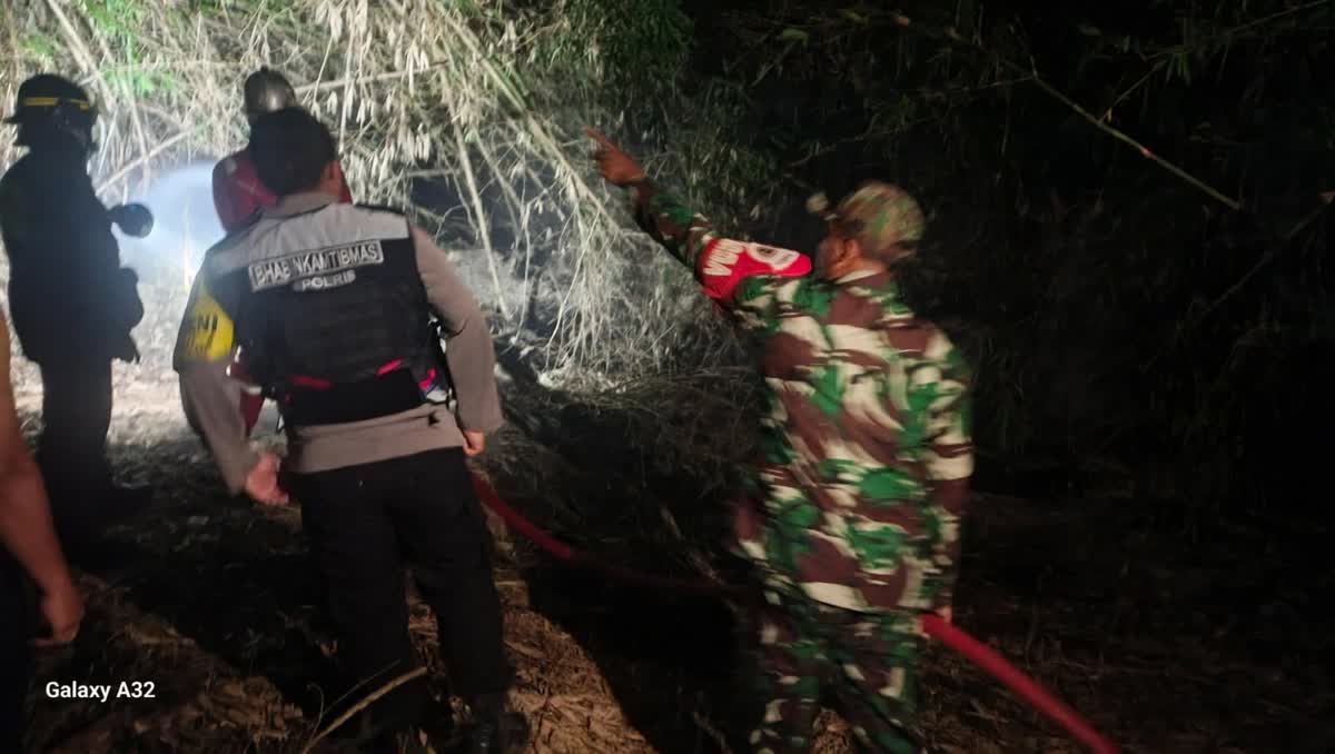 Foto: Petugas Damkar Kota Madiun bersama Babinsa dan warga memadamkan kebakaran rumpun bambu di Pilangbango, Kartoharjo.