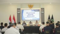 Foto: Petugas Rutan Kelas I Surabaya mengikuti pembekalan intelijen dan deteksi dini bersama Polsek Waru untuk mencegah gangguan keamanan.