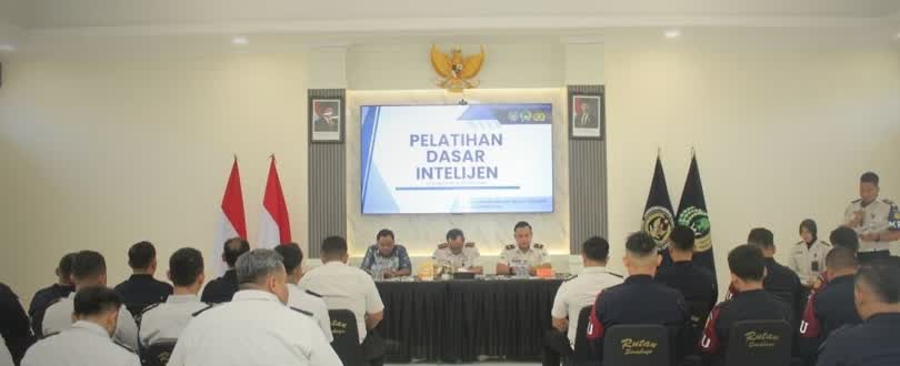 Foto: Petugas Rutan Kelas I Surabaya mengikuti pembekalan intelijen dan deteksi dini bersama Polsek Waru untuk mencegah gangguan keamanan.